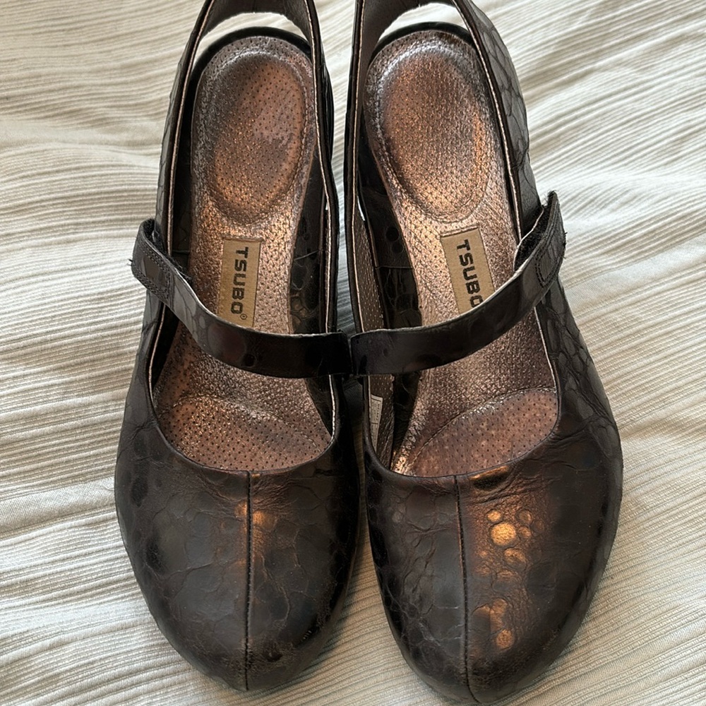 TSUBO Mary Jane style leather pumps